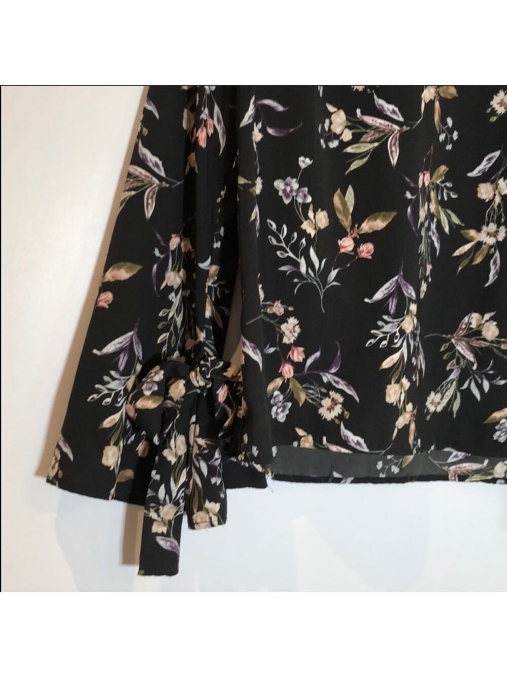 Dex Bell Sleeve Blouse V-Neck Black Floral - Picture 8 of 14